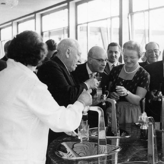 Bild enthält, Adult, Male, Man, Person, Bride, Female, Woman, People, Face, Restaurant