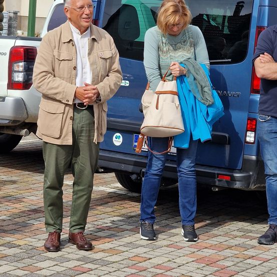 Bild enthält, Pants, Bag, Handbag, Coat, Person, Shoe, Adult, Male, Man, Path