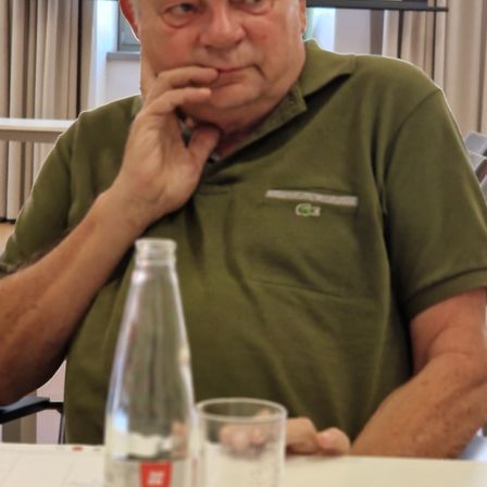 Bild enthält, Finger, Person, Adult, Male, Man, Bottle, Face, Head, Glass, Water Bottle