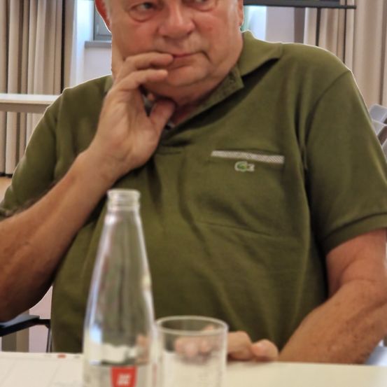 Bild enthält, Finger, Person, Adult, Male, Man, Bottle, Face, Head, Glass, Water Bottle