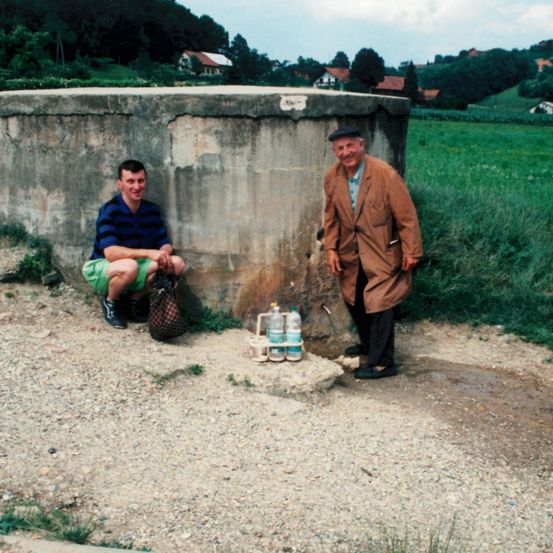 Bild enthält, Bunker, Shelter, Soil, Person, Portrait, Gravel, Rock, Grass, Shorts, Coat