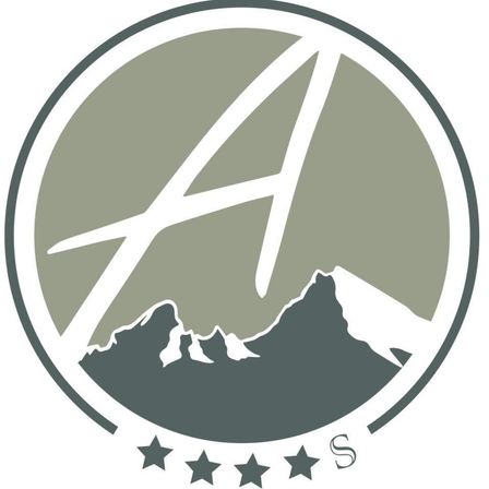 Das Bild zeigt ein kreisförmiges Logo mit einer Bergkettensilhouette und einem 'A' in der Mitte. Darunter befinden sich fünf Sterne, die wahrscheinlich eine Bewertung darstellen.
