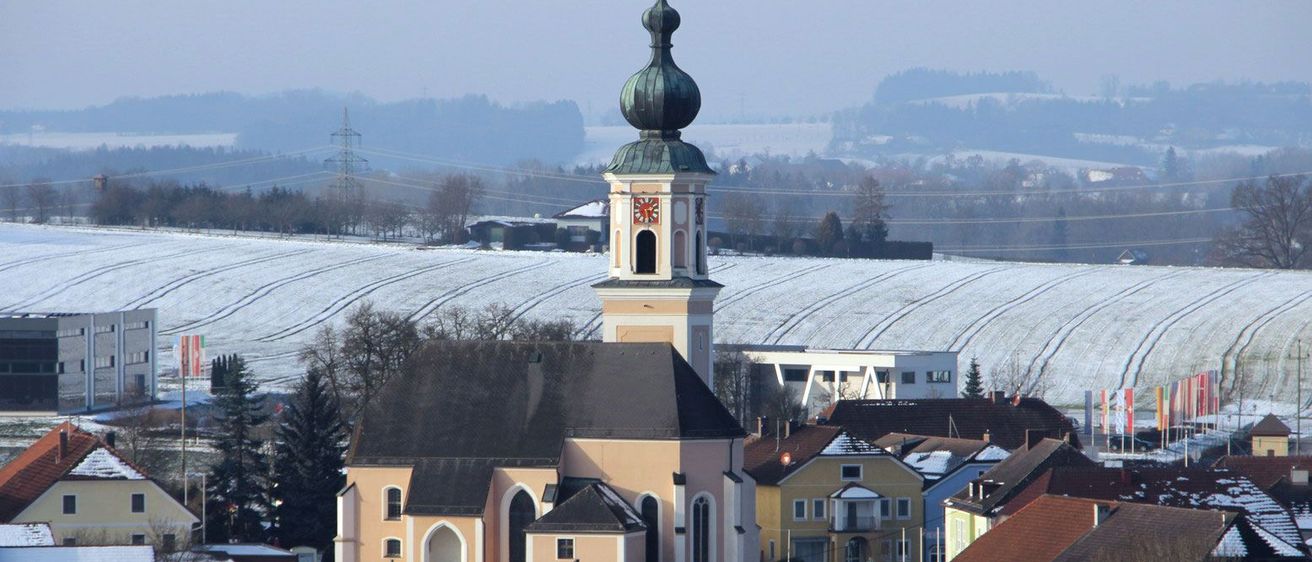 Bild enthält, Building, Monastery, Housing, Roof, Dome, Cityscape, Neighborhood, City, Spire, Clock Tower