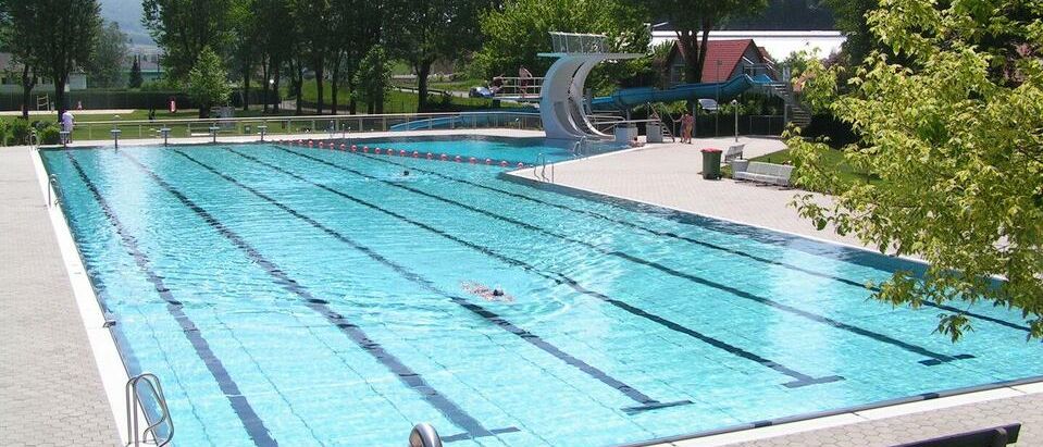 Bild enthält, Pool, Water, Swimming Pool, Outdoors, Person, Swimming, Chair, Nature, Scenery, Aerial View