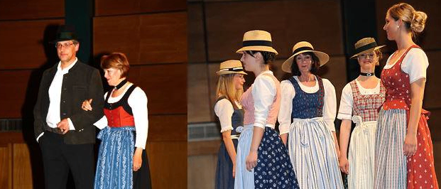 Zwei Bilder von Menschen auf der Bühne. Im ersten stehen ein Mann und eine Frau eng beieinander, möglicherweise bei einer Aufführung. Im zweiten sind fünf Frauen in traditioneller Kleidung aufgereiht, wahrscheinlich bei einer Aufführung.