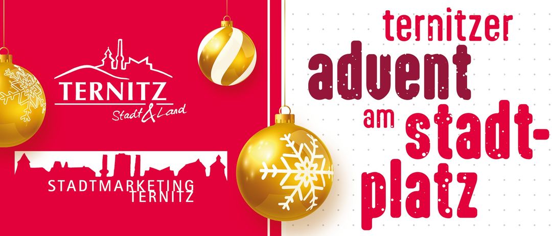 Ein goldener Weihnachtsschmuck mit Schneeflockendesign hängt auf einem roten Hintergrund mit den Worten 'Adu am plz'. Ein weiterer Ornament mit weißen Streifen ist ebenfalls vorhanden.