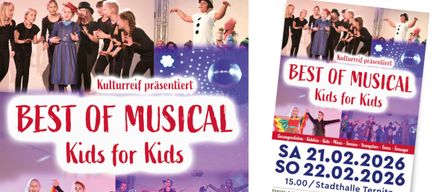 Ein Werbeplakat für ein Musical für Kinder zeigt ein Kind in einer weißen Schneemann-Kostümierung und eine Discokugel. Ein anderer Teil des Plakats zeigt Kinder in schwarzen Outfits.