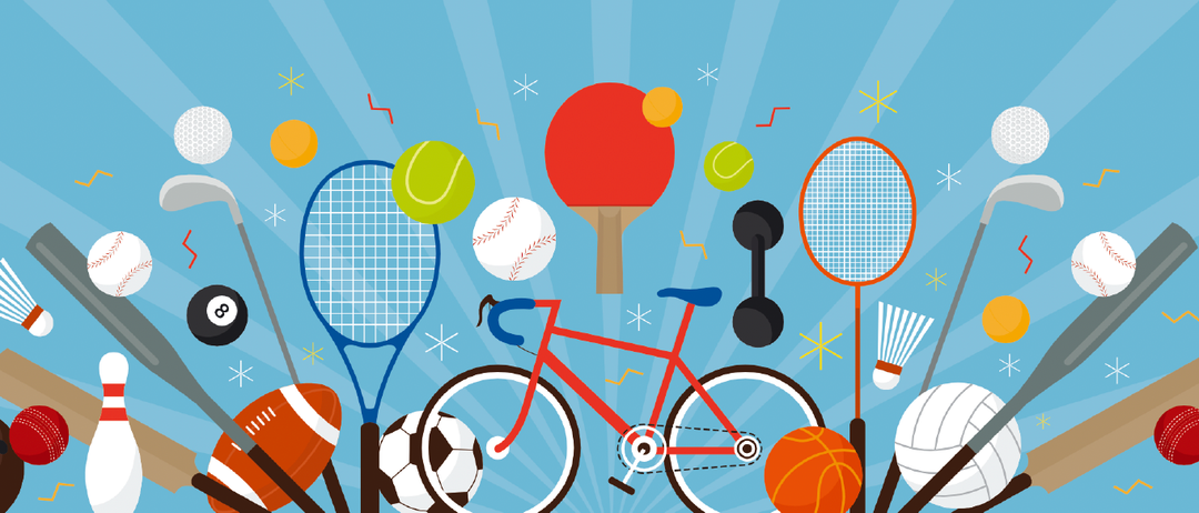 Eine farbenfrohe Anordnung umfasst einen Tennisschläger, Tischtennisschläger, Fußball, Baseball, Fahrrad, Hantel und verschiedene Sportbälle auf einem blauen Hintergrund.