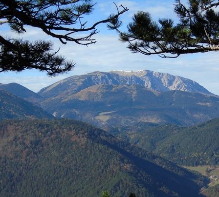 Bild enthält, Mountain, Mountain Range, Nature, Outdoors, Peak, Tree, Slope, Scenery, Wilderness, Vegetation