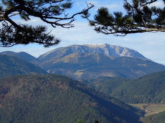 Bild enthält, Mountain, Mountain Range, Nature, Outdoors, Peak, Tree, Slope, Scenery, Wilderness, Vegetation