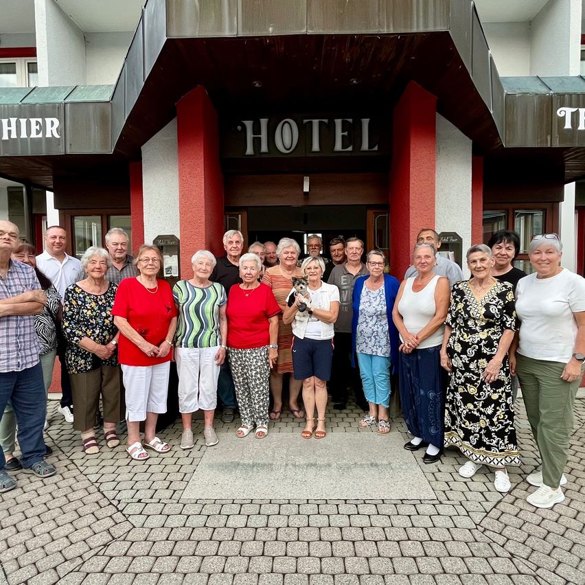 Sozialstadträtin KommRin Martina Klengl (r.) und Gemeinderat Stefan Taferner (3. v. l.) besuchten die UrlauberInnen in Mönichkirchen.