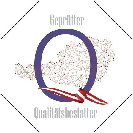 Ein sechseckiges Logo mit dem Wort 'Geprüfter' oben und 'Qualitätsbestatter' unten. In der Mitte befinden sich ein Band und ein kartenähnliches Design.