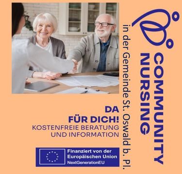 Ein älteres Paar, das lächelt und einem vor ihnen die Hand schüttelt. Sie sitzen an einem Tisch mit Papieren und einem Laptop. Der Text lautet 'Pflegegemeinschaft' und 'Für Sie! Kostenlose Beratung und Information'.