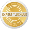 Ein kreisförmiges Logo mit dem Text 'EXPERT + SCHUL' in fetter, goldener Schrift. Das Logo hat einen gradienten Hintergrund mit Gold- und Weißtönen. Die Worte 'eEducation Austria' sind in einer kleineren Schrift über dem Haupttext geschrieben.