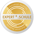 Ein kreisförmiges Logo mit dem Text 'EXPERT + SCHUL' in fetter, goldener Schrift. Das Logo hat einen gradienten Hintergrund mit Gold- und Weißtönen. Die Worte 'eEducation Austria' sind in einer kleineren Schrift über dem Haupttext geschrieben.