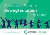 Ein Werbeplakat für 'Gesunde Schule Bewegtes Leben' mit Silhouetten von Kindern, die in einem Kreis springen, und dem Slogan 'Wir sind dabei!' oben. Logos für 'Gesundheitskasse' und 'Gesunde Schule' erscheinen unten.
