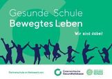 Ein Werbeplakat für 'Gesunde Schule Bewegtes Leben' mit Silhouetten von Kindern, die in einem Kreis springen, und dem Slogan 'Wir sind dabei!' oben. Logos für 'Gesundheitskasse' und 'Gesunde Schule' erscheinen unten.
