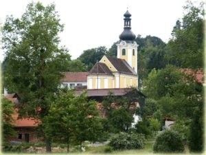 Bild enthält, Monastery, Villa, Bell Tower, Vegetation, Nature, Outdoors, Tree, Woodland, Countryside, Clock Tower