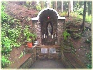 Bild enthält, Altar, Building, Church, Prayer, Plant, Shrine, Temple, Outdoors, Crypt, Person