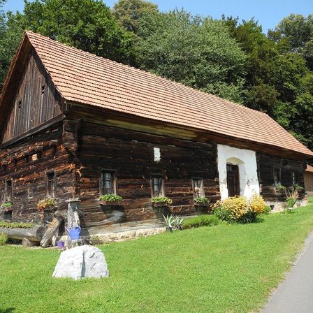 Bild enthält, Architecture, Building, Housing, Cabin, House, Log Cabin, Plant