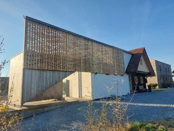 Bild enthält, Neighborhood, Architecture, Building, Office Building, Outdoors, Shelter, City, Urban, Nature, Street