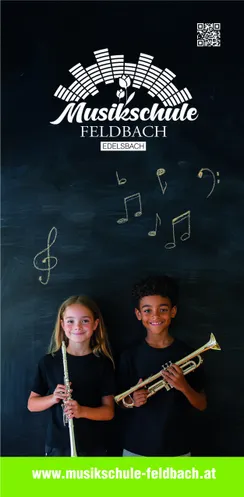 Zwei Kinder stehen vor einer Tafel mit Musiknoten. Das Mädchen hält eine Flöte und der Junge eine Trompete. Der Text darüber lautet 'Feldbach Edelsbach.'