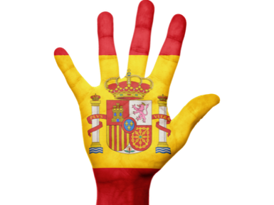 Eine Hand mit der spanischen Nationalflagge darauf gemalt. Die Flagge zeigt Rot, Gelb und ein Wappen.
