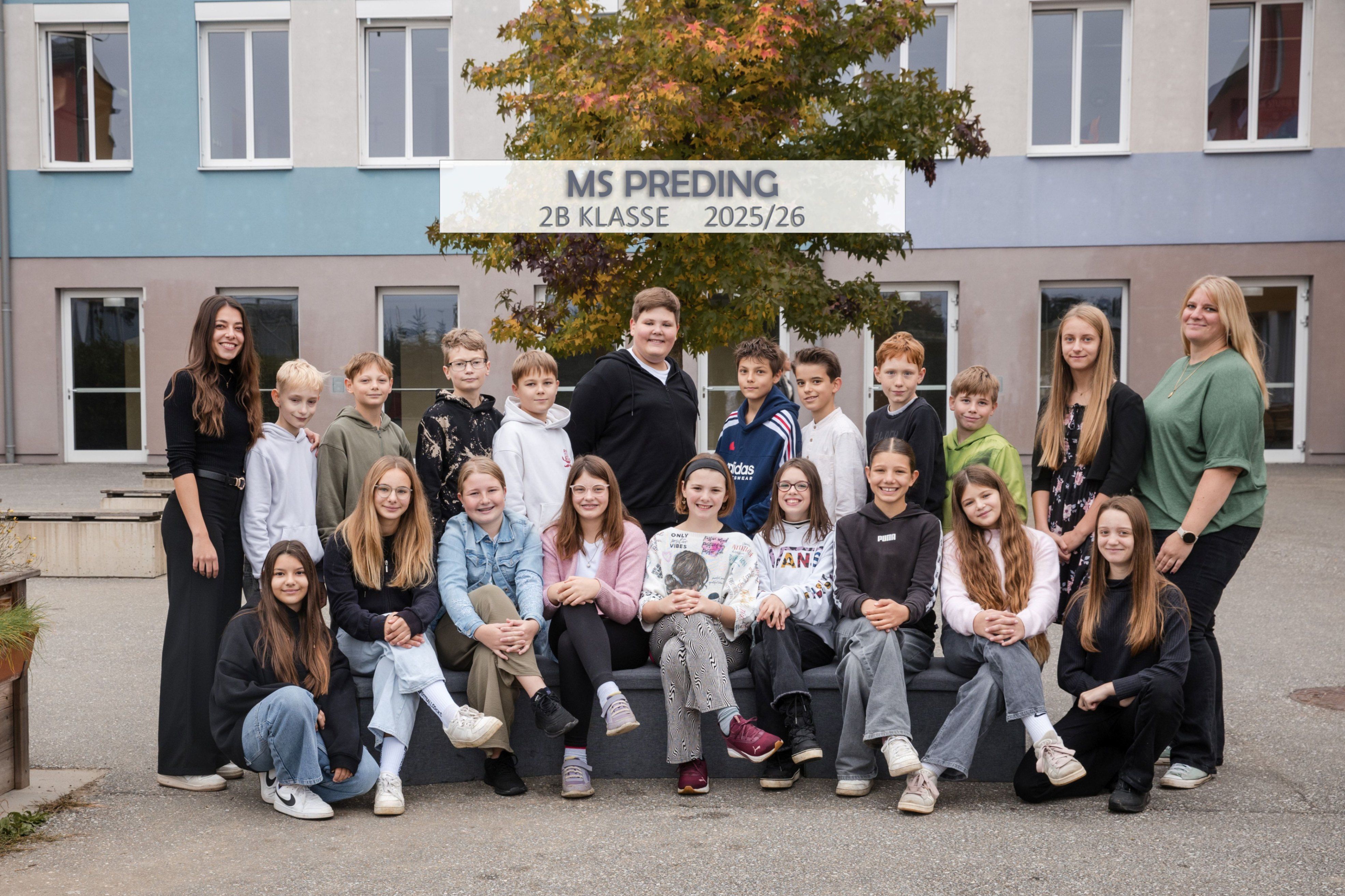 Gruppenfoto der Schüler und einer Lehrerin der 2B Klasse an der MS Preding, aufgenommen im Schuljahr 2025/26 vor einem Schulgebäude.