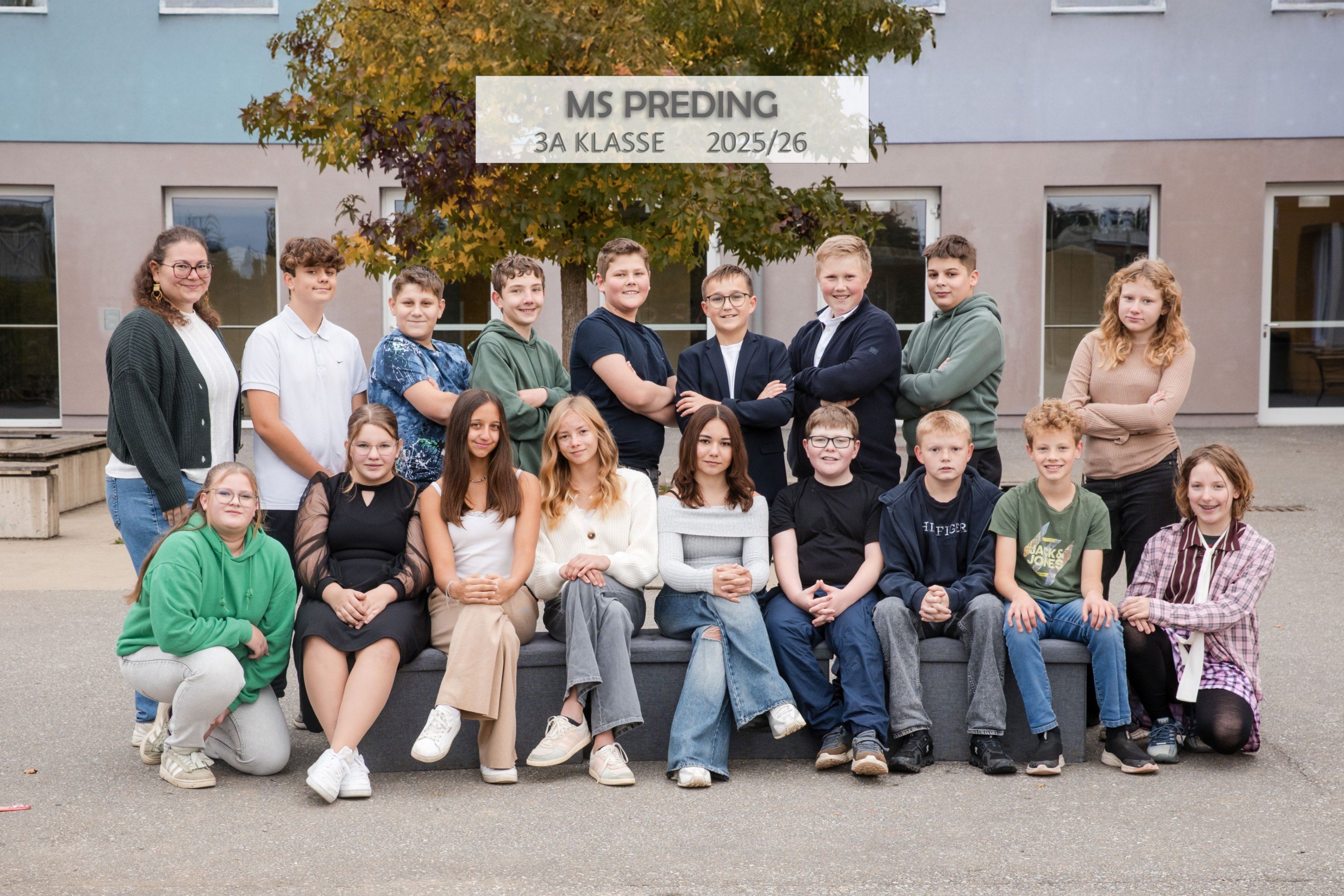 Eine Gruppe von Schülern der 3A Klasse an der MS Preding, Jahrgang 2025/26, posiert für ein Foto vor einem Gebäude.