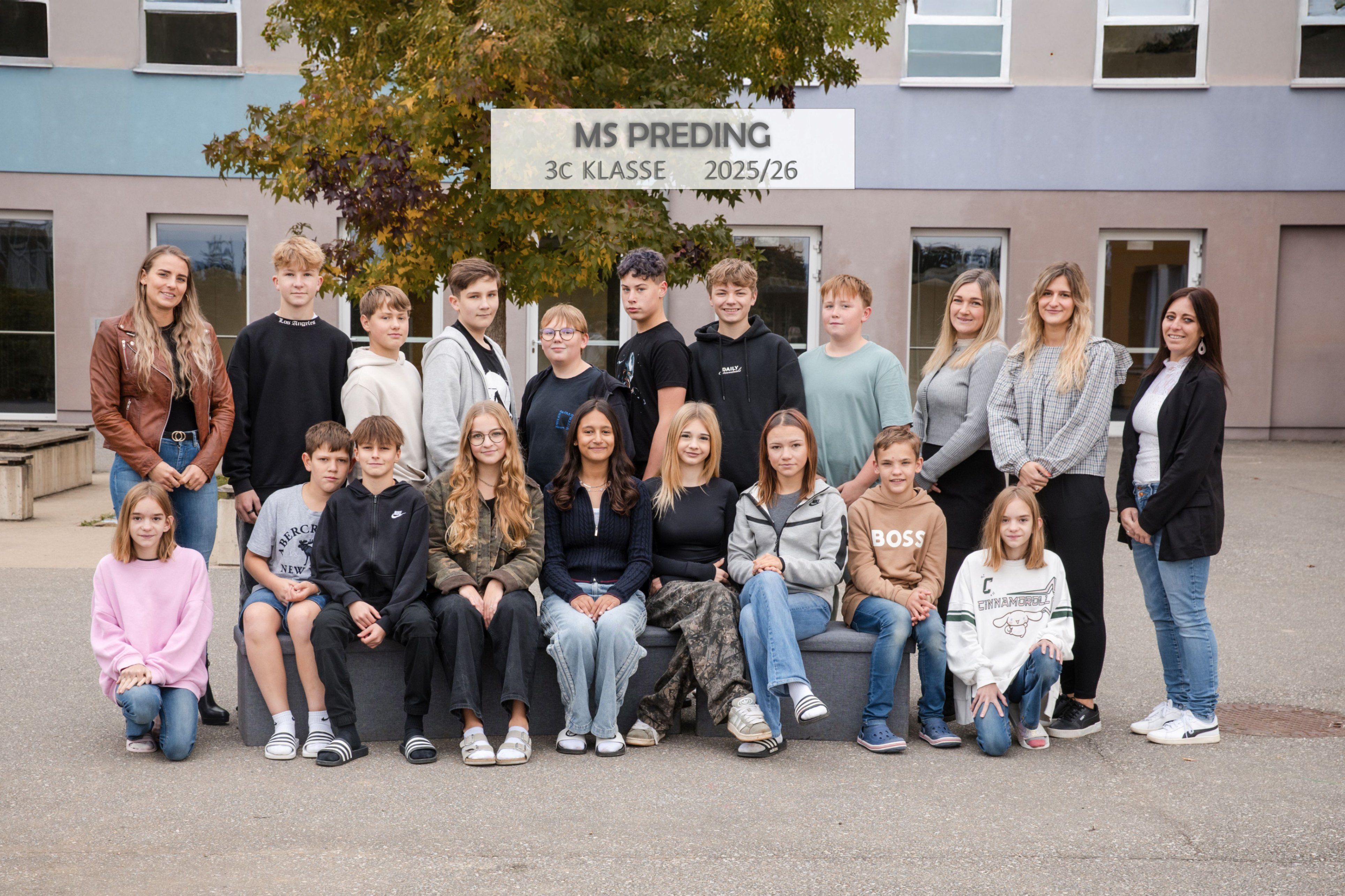 Gruppenfoto der MS Preding 3C Klasse-Schüler, aufgenommen im Jahr 2025/26 vor einem Gebäude mit einem Baum.