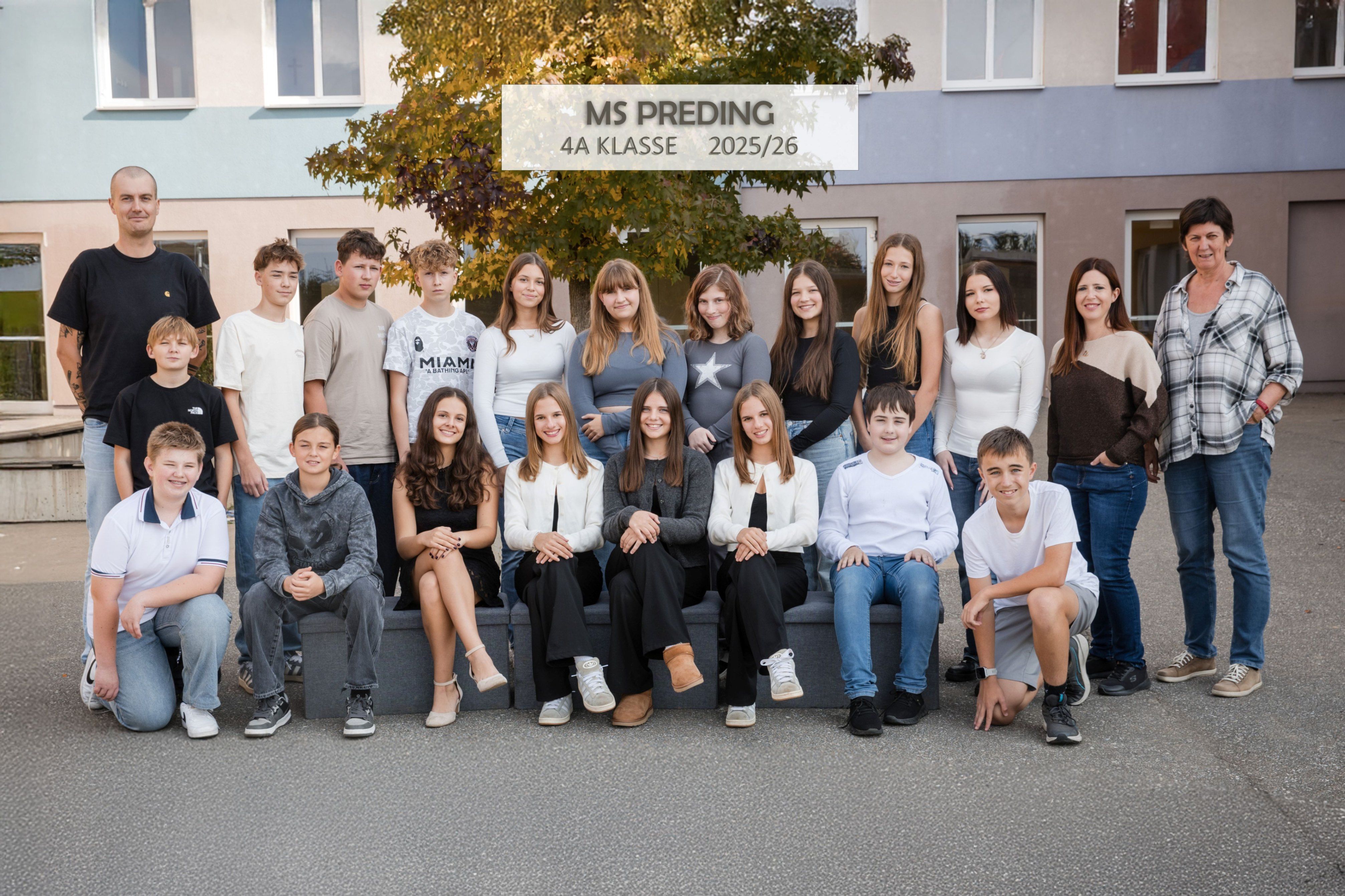 Eine Gruppe von Schülern der 4A Klasse, 2025/26, von MS Preding, posiert für ein Foto vor einem Gebäude.