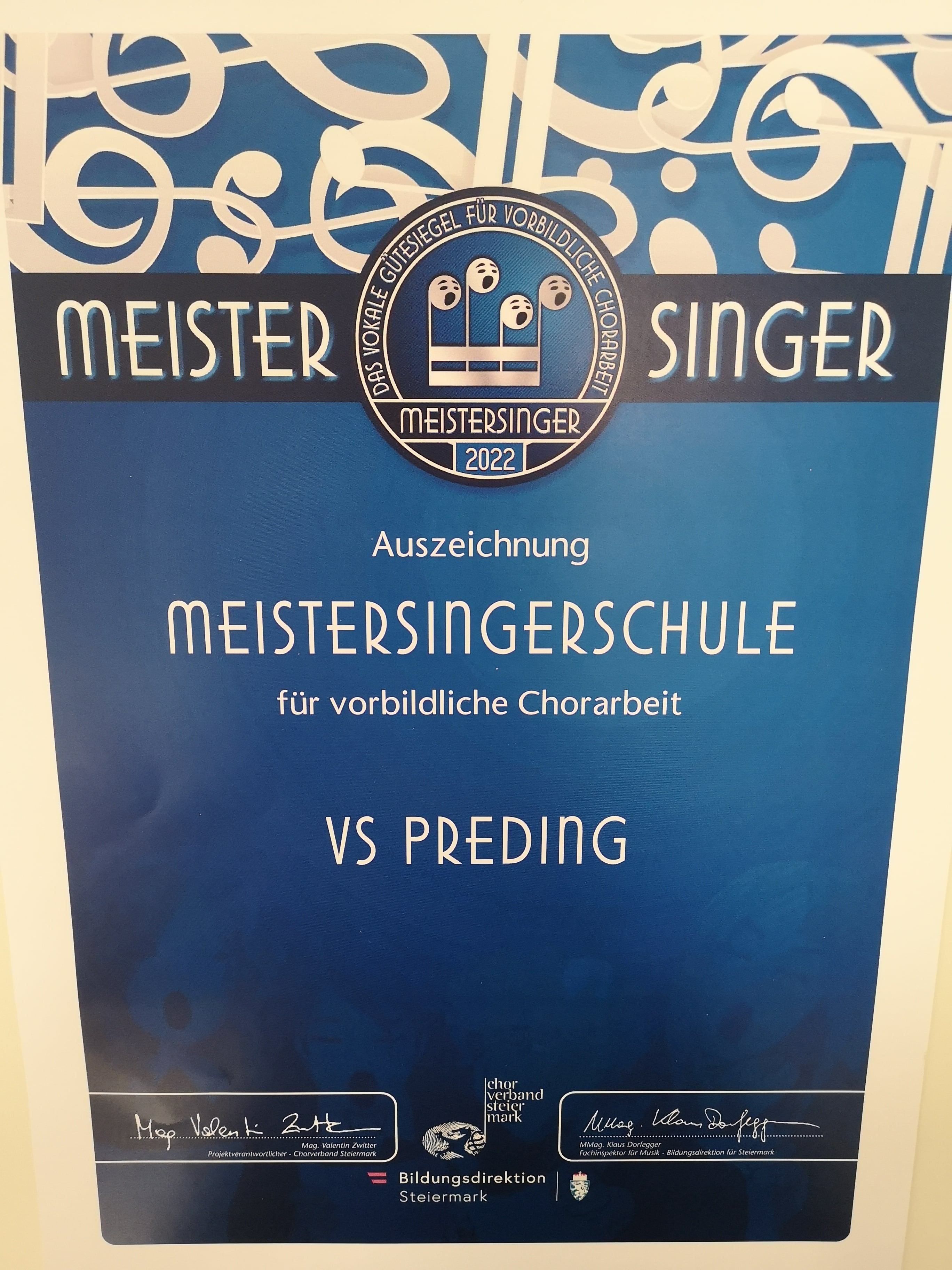 Ein blaues Plakat mit einem runden Emblem, das 'MeisterSinger' liest. Darunter steht 'Auszeichnung' und 'Meistersingerschule'. Der Text 'fur vorbildliche Chorarbeit' ist ebenfalls vorhanden. Das Jahr '2022' ist im Emblem enthalten. Das Plakat ist für einen Chor.