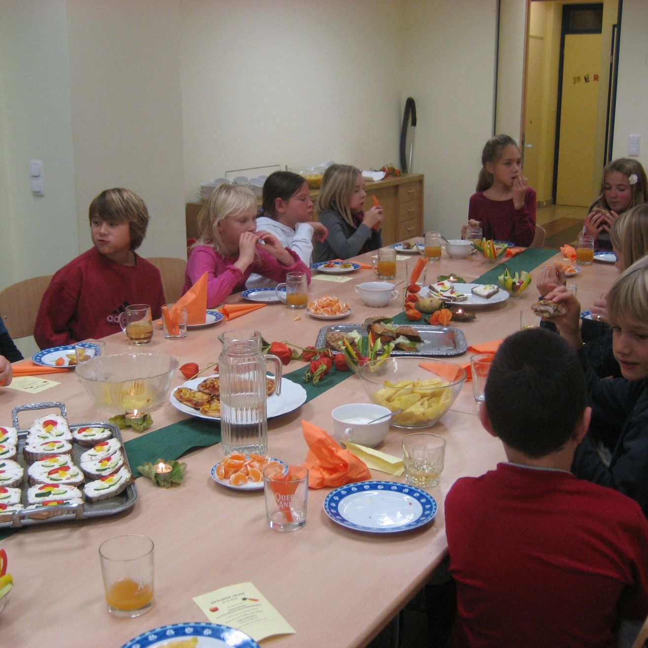 Bild enthält, Cafeteria, Restaurant, Dining Table, Table, Meal, Dining Room, Buffet, Lunch, Person, Child