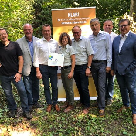 Bild enthält, Pants, Vegetation, People, Person, Groupshot, Jeans, Blazer, Adult, Male, Man