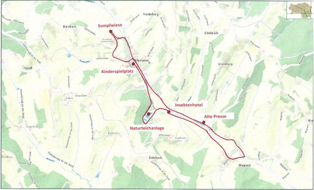 Eine Karte, die einen Wanderweg mit verschiedenen Sehenswürdigkeiten zeigt, einschließlich des Ausgangspunkts, eines Spielplatzes, eines Insektenhotels und des Endpunkts, zusammen mit einer kleinen Karte im oberen rechten Eck.