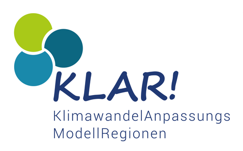 Das Bild zeigt das Logo für KLAR! mit dem Text KlimawandelAnpass ModellRegionen in Blau und Weiß.