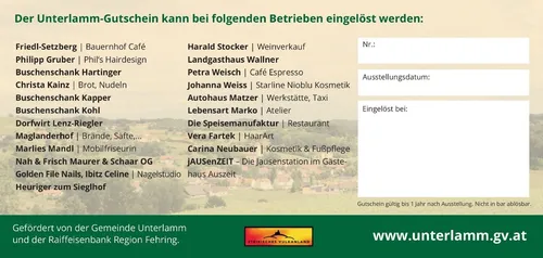 Ein Werbeplakat für einen Gutschein, der in verschiedenen Geschäften der Region eingelöst werden kann, darunter ein Café, ein Weinladen, ein Friseursalon und mehr. Das Plakat zeigt eine ländliche Landschaft und eine Liste der teilnehmenden Unternehmen.