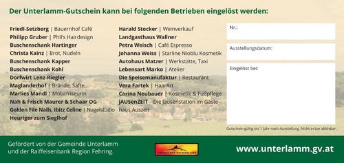 Ein Werbeplakat für einen Gutschein, der in verschiedenen Geschäften der Region eingelöst werden kann, darunter ein Café, ein Weinladen, ein Friseursalon und mehr. Das Plakat zeigt eine ländliche Landschaft und eine Liste der teilnehmenden Unternehmen.