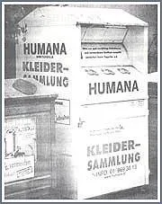Ein Schwarz-Weiß-Foto zeigt eine Spendenbox für Kleidung von der Organisation Humana. Die Box hat große deutsche Texte, die 'HUMANA' und 'KLEIDER-SAMMLUNG' bedeuten. Die Sammelbox steht auf einer Betonfläche.