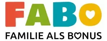 Das FABO-Logo zeigt die Buchstaben 'FABO' mit einem Herz in der Mitte, in einer bunten, verspielten Schrift und den Worten 'Familie als Bonus' darunter.