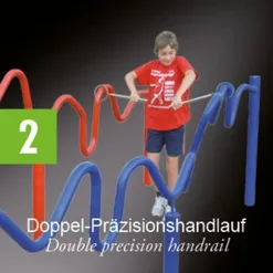 Ein junger Junge klettert auf einer blauen und roten Doppel-Präzisions-Handlauf.
