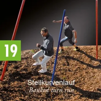 Zwei Männer laufen auf einem steilen Hang, einer beugt sich vor und der andere läuft geradeaus. Der Mann vorne trägt eine Brille und eine Uhr.