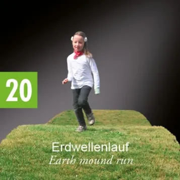 Ein junges Mädchen läuft auf einem grünen Grashügel und trägt ein weißes Langarmshirt, einen roten Schal und schwarze Hosen.
