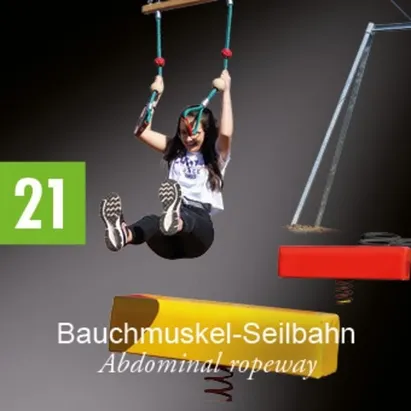 Ein junges Mädchen schwingt auf einer Schaukel und hält sich mit beiden Händen an den Seilen fest. Sie trägt ein weißes Shirt und schwarze Hose.