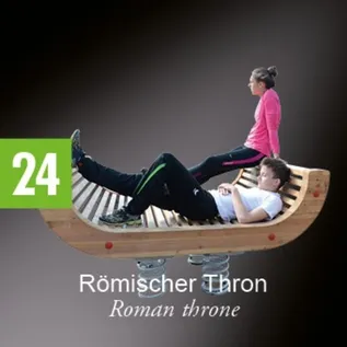 Zwei Personen sitzen auf einem hölzernen römischen Thron. Der Mann liegt auf dem Rücken und die Frau sitzt am Rand.
