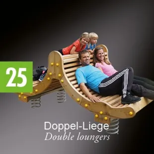 Eine vierköpfige Familie sitzt auf einer hölzernen Doppel-Liege. Der Vater liegt, während die Mutter und die beiden Kinder oben sitzen.