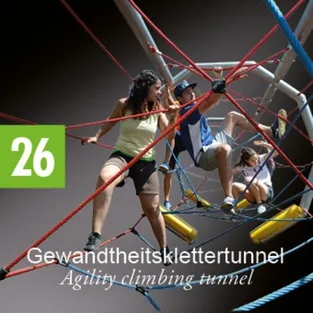 Eine Gruppe von Menschen klettert in einem Geschicklichkeitstunnel. Eine Frau hält sich an einem Seil fest, während ein Mann daran hängt.