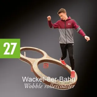 Ein Mann steht auf einer hölzernen Achterbahnschiene mit der Nummer 27 und dem Text Wobble Achterbahn.
