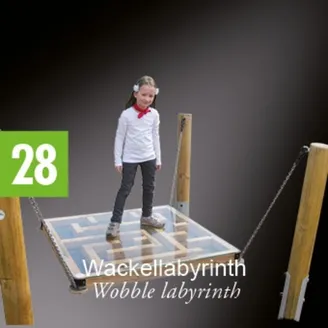 Ein junges Mädchen steht auf einer hölzernen Plattform mit einem Labyrinthdesign, lächelt und schaut in die Kamera.