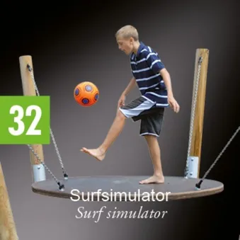 Ein Junge spielt mit einem Ball auf einem Surfsimulator, einem Gerät, das das Erlebnis des Surfens simuliert.